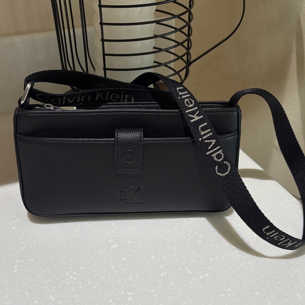 Calvin Klein Black crossbody

NWOT 

Smoke free household